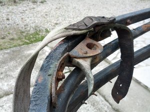 Un des 2 verrouillages de la capote