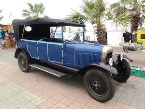 La B2 Torpédo Rallongée ( A mon avis peut-être un ancien taxi , car pas de porte arrière du coté gauche , mais uniquement coté droit )